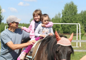Dziewczynki na koniu